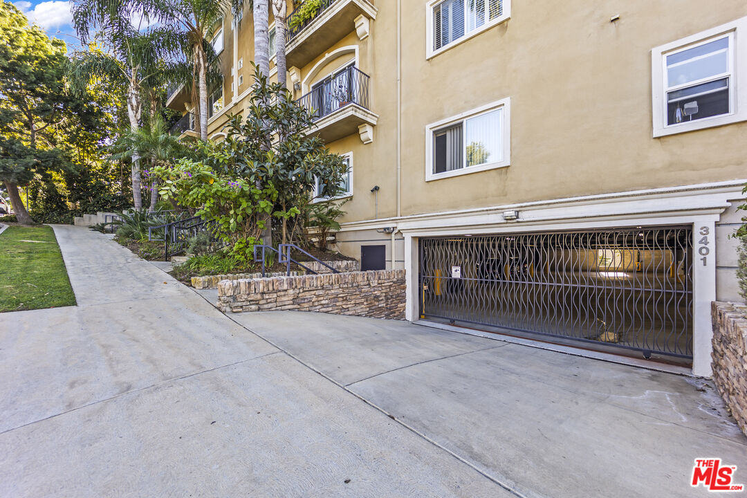 3401 S Bentley Ave Unit: PH401