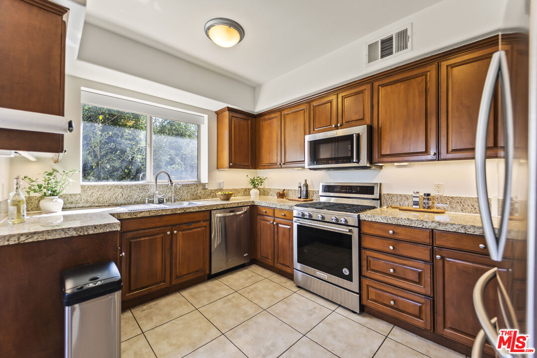 3401 S Bentley Ave Unit: PH401