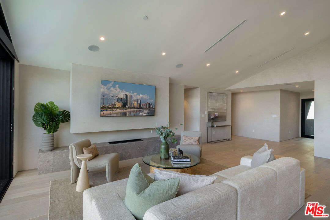 3647 Willowcrest Ave