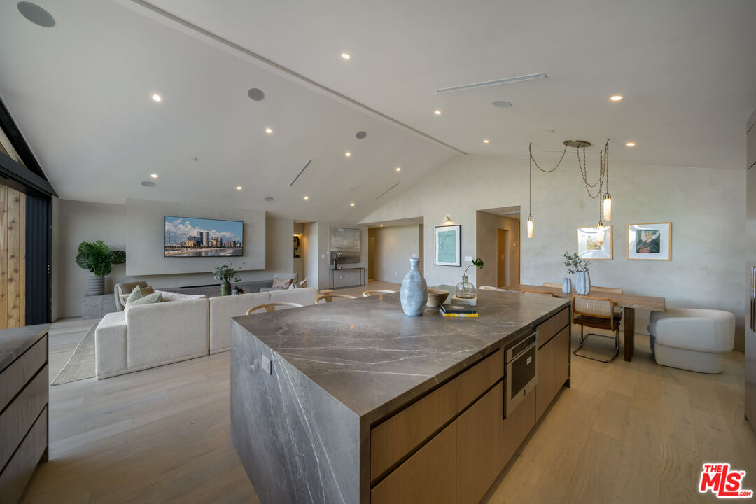 3647 Willowcrest Ave