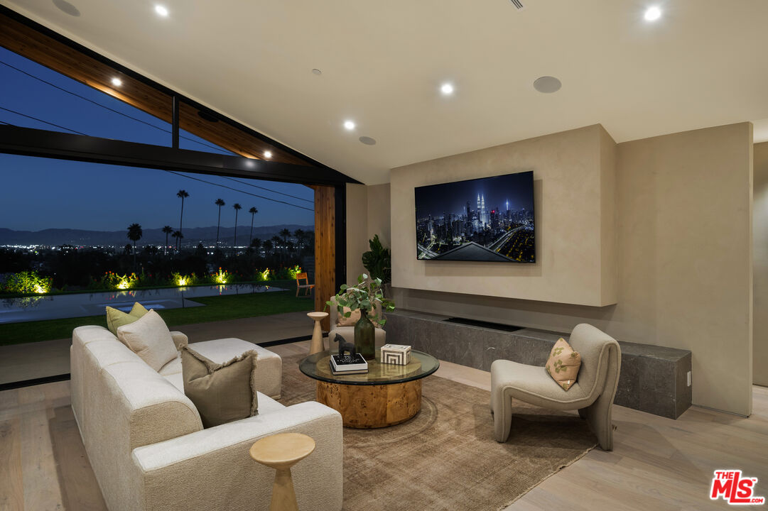 3647 Willowcrest Ave