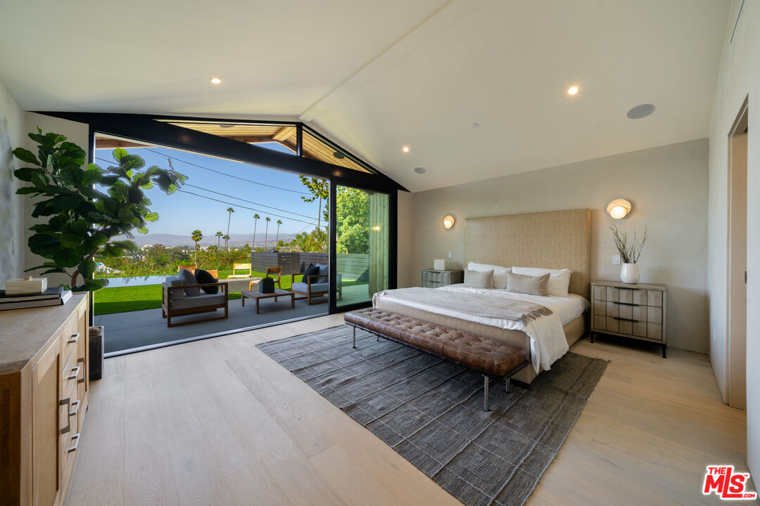 3647 Willowcrest Ave