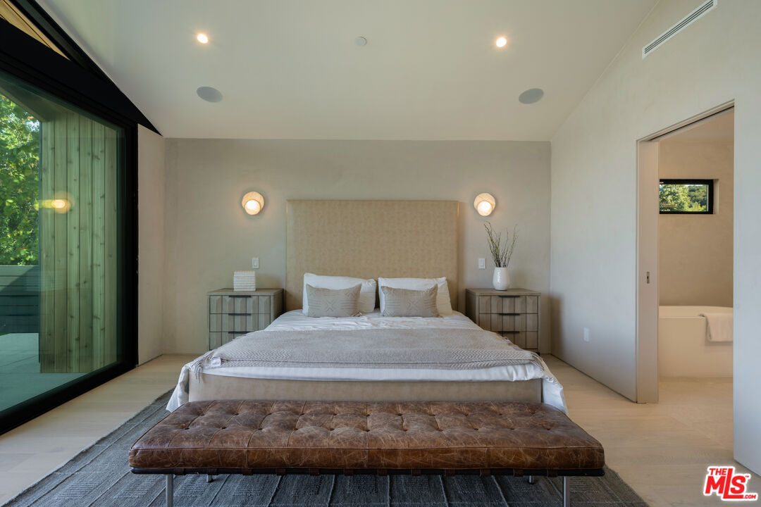 3647 Willowcrest Ave