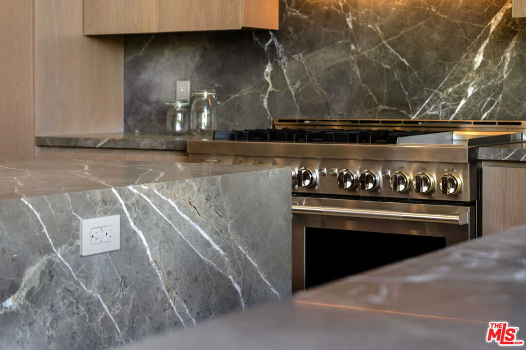 3647 Willowcrest Ave