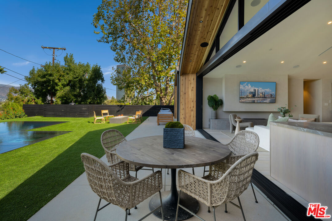 3647 Willowcrest Ave