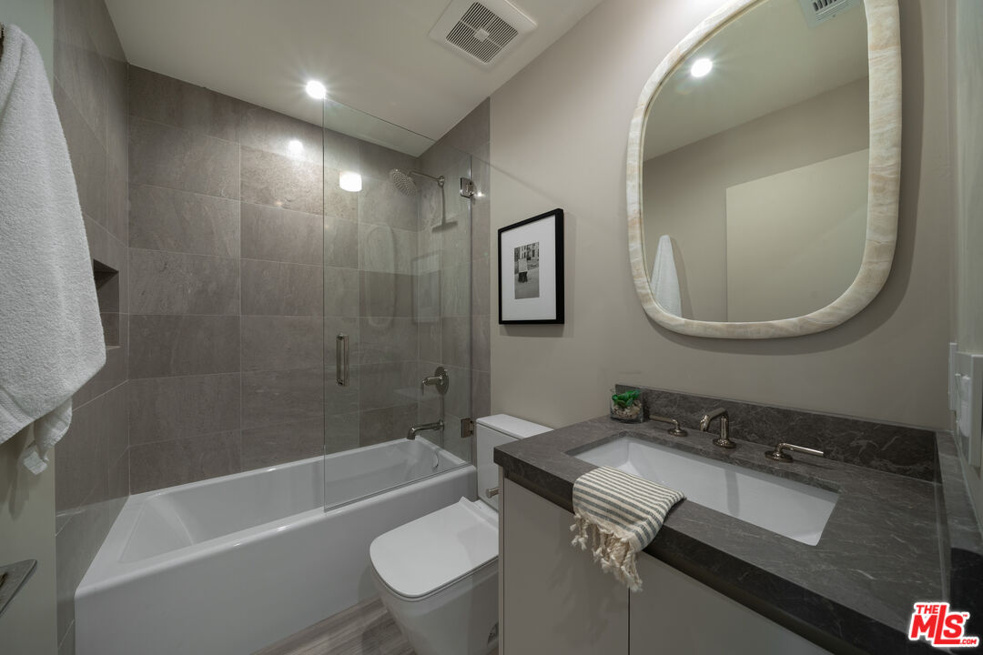 3647 Willowcrest Ave