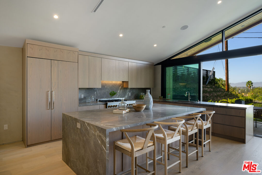 3647 Willowcrest Ave