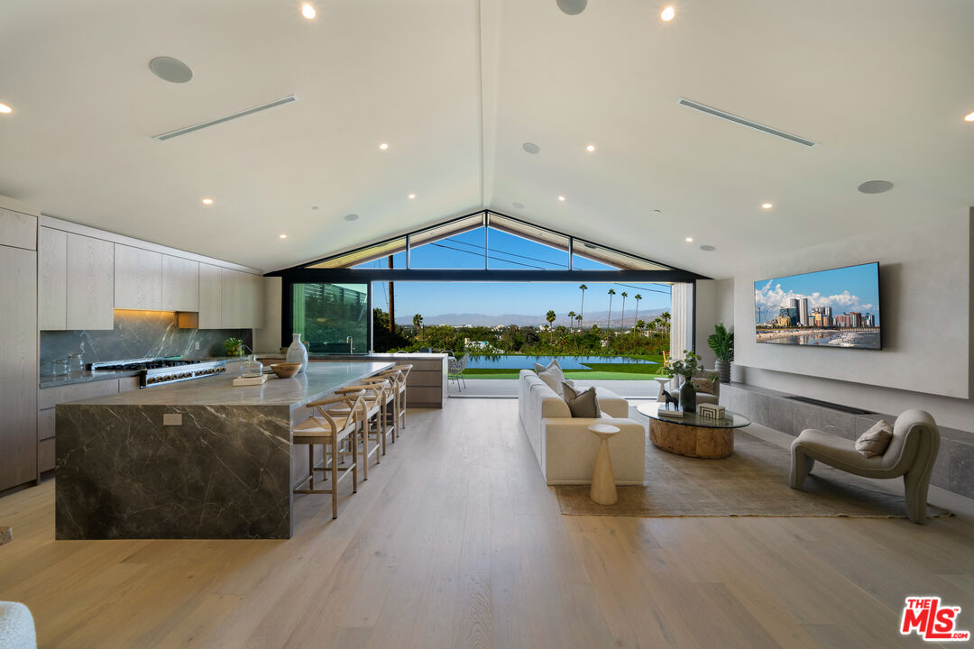 3647 Willowcrest Ave