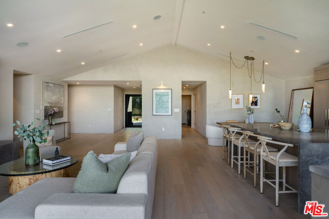 3647 Willowcrest Ave