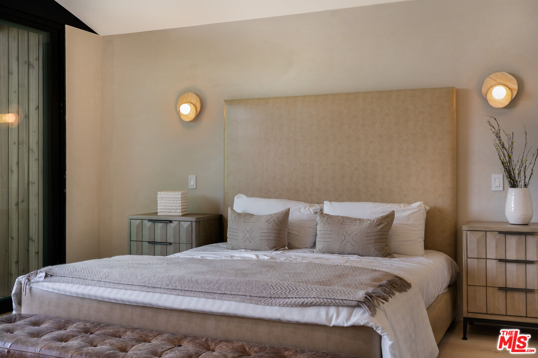 3647 Willowcrest Ave