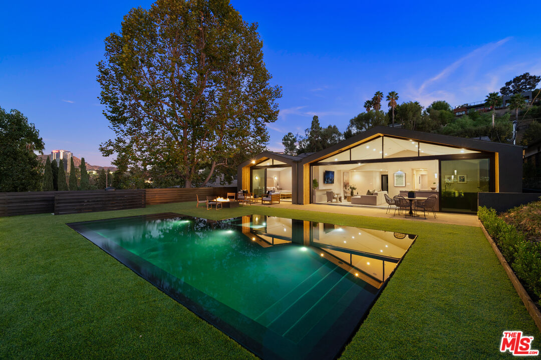 3647 Willowcrest Ave