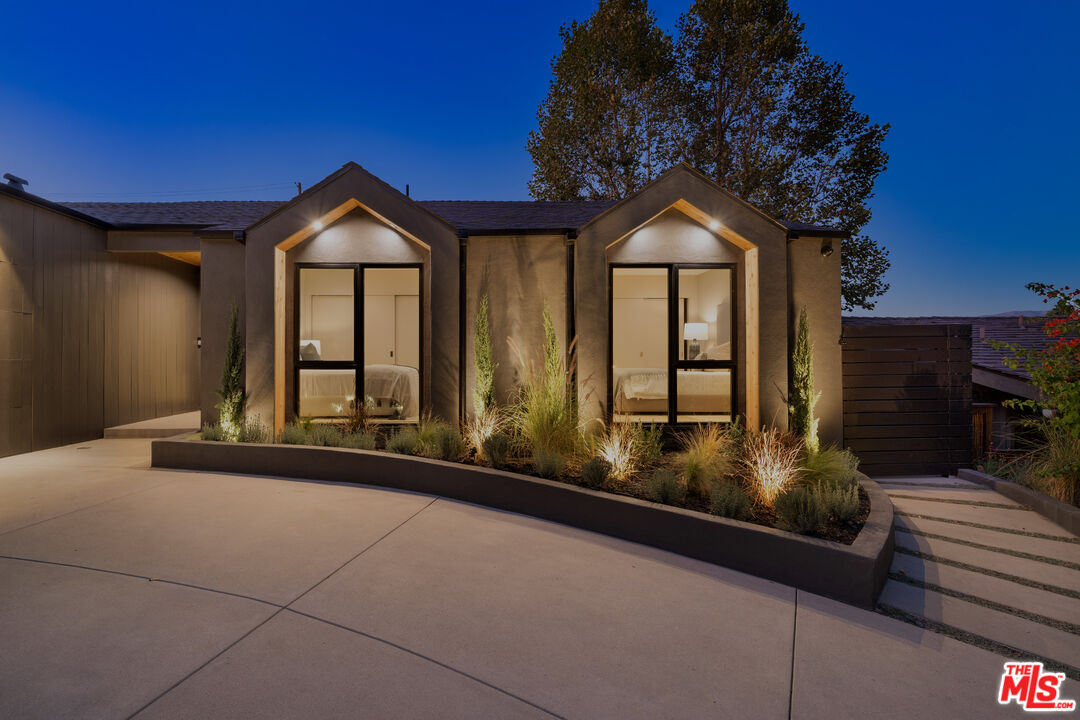 3647 Willowcrest Ave