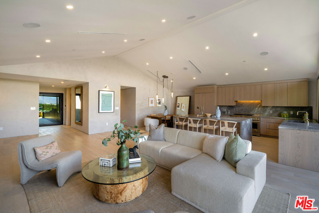 3647 Willowcrest Ave