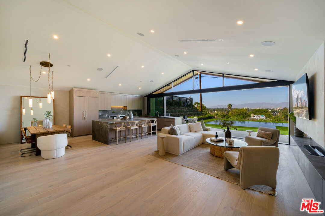 3647 Willowcrest Ave