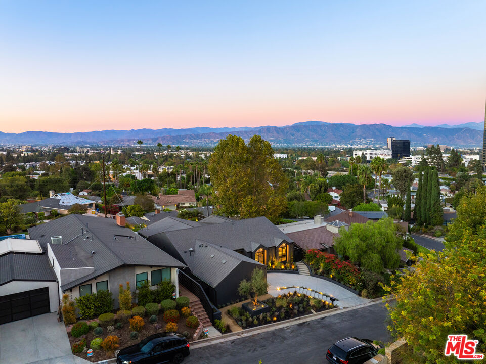 3647 Willowcrest Ave