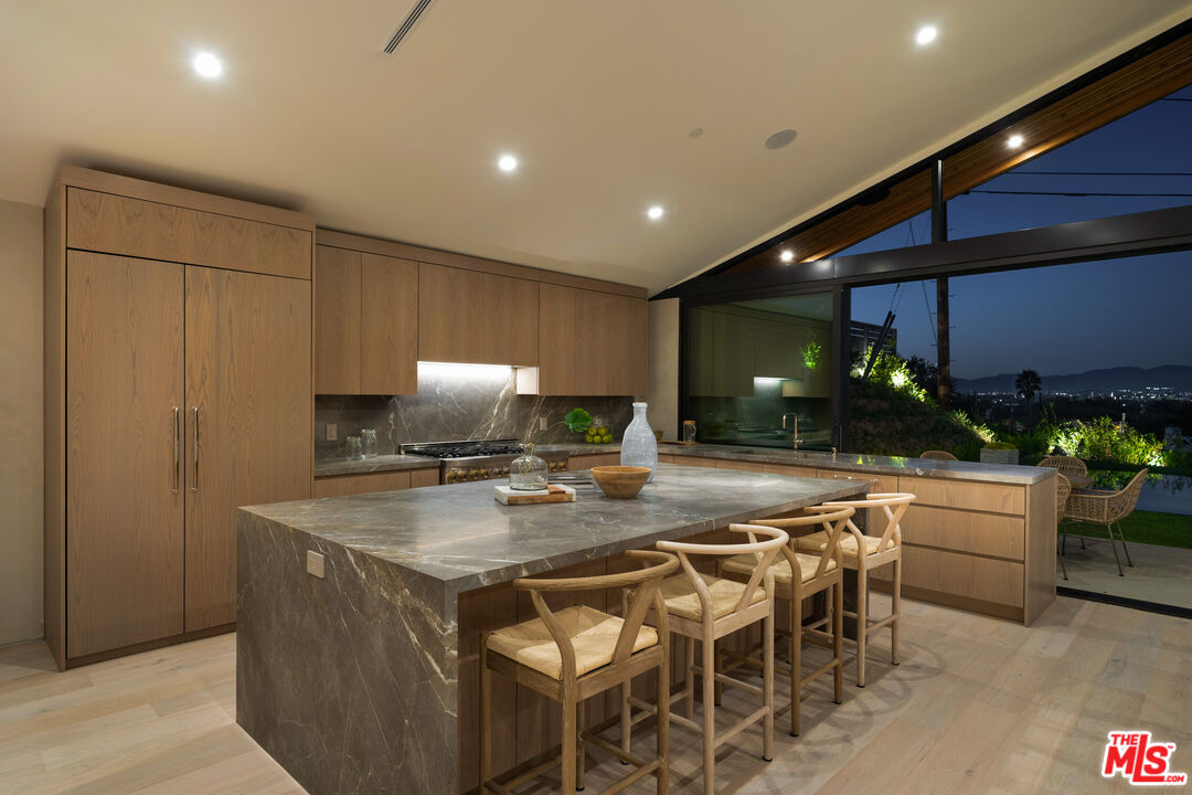 3647 Willowcrest Ave