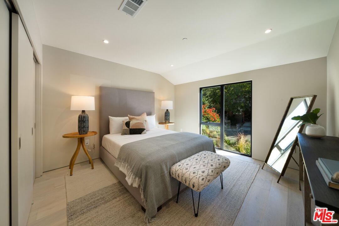 3647 Willowcrest Ave