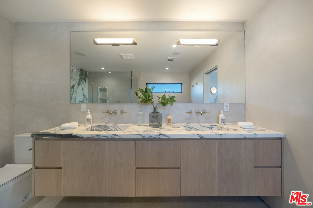 3647 Willowcrest Ave