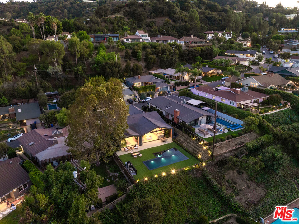 3647 Willowcrest Ave