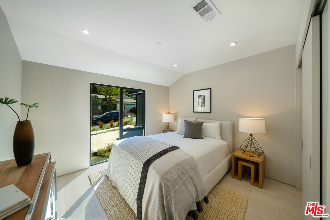 3647 Willowcrest Ave