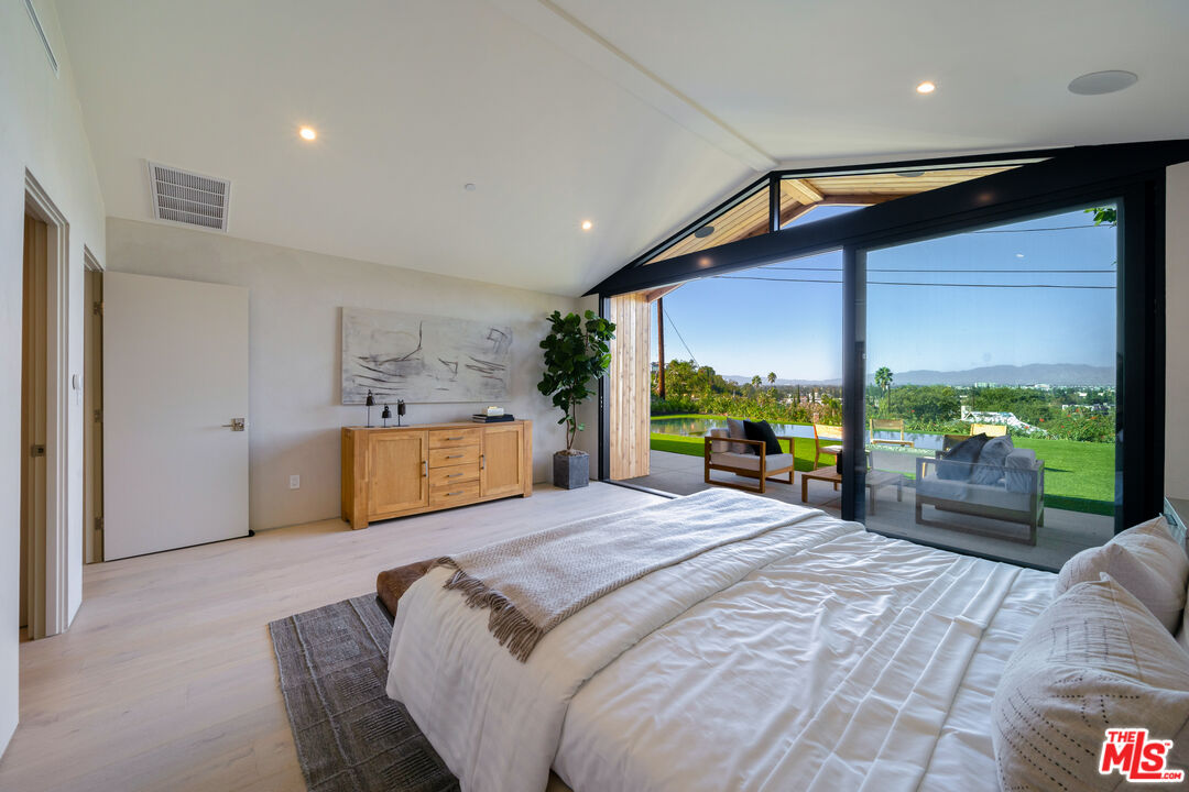 3647 Willowcrest Ave