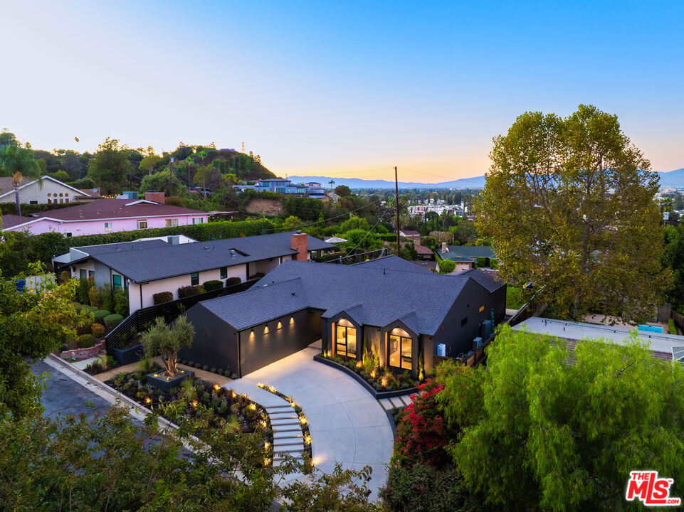 3647 Willowcrest Ave