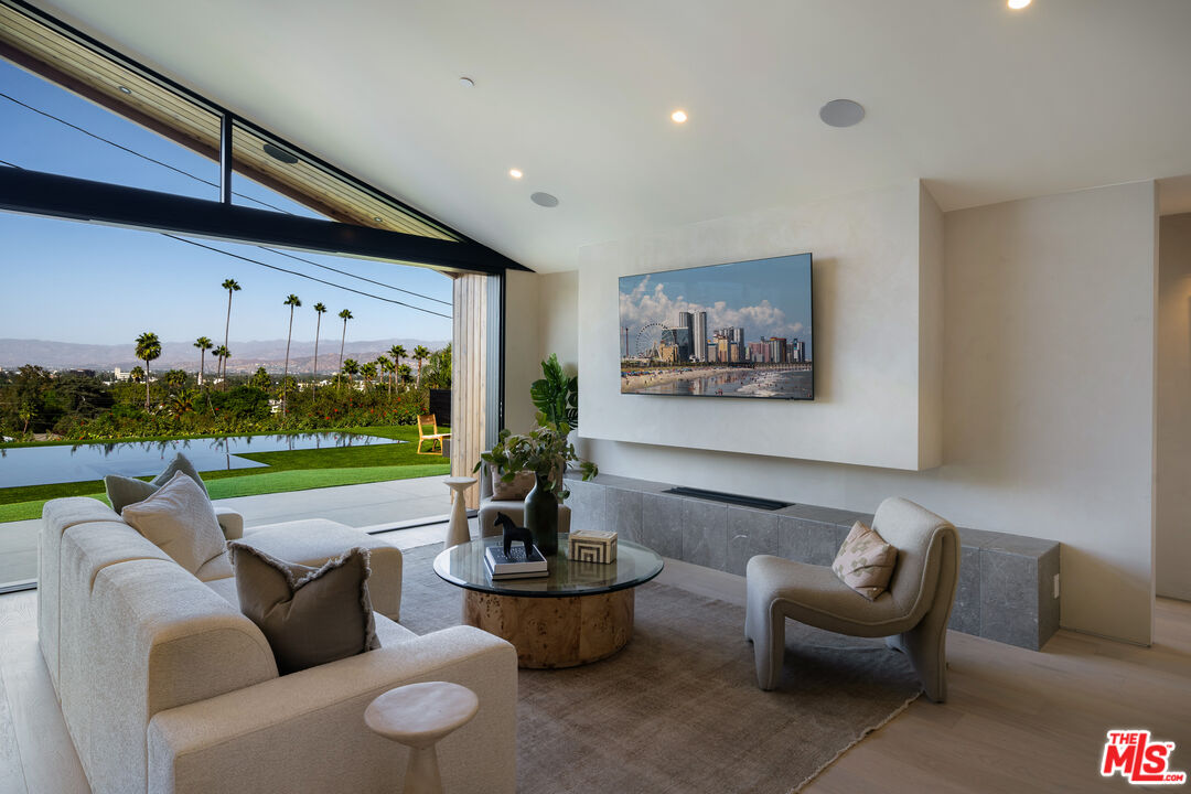 3647 Willowcrest Ave