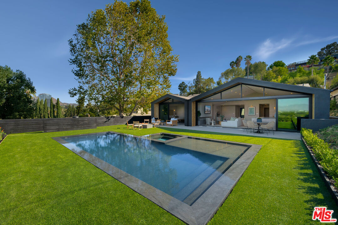 3647 Willowcrest Ave