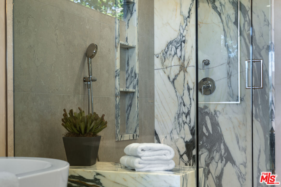 3647 Willowcrest Ave