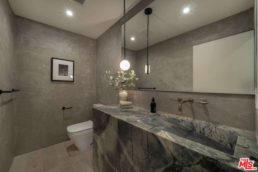 3647 Willowcrest Ave