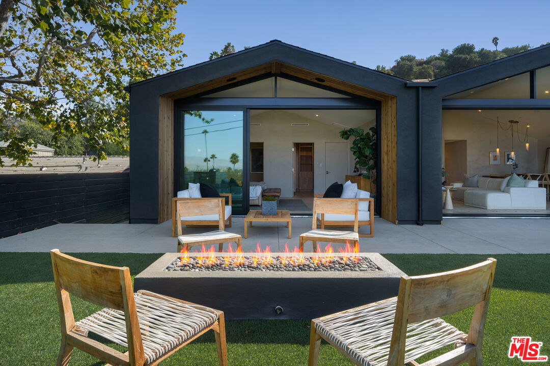 3647 Willowcrest Ave