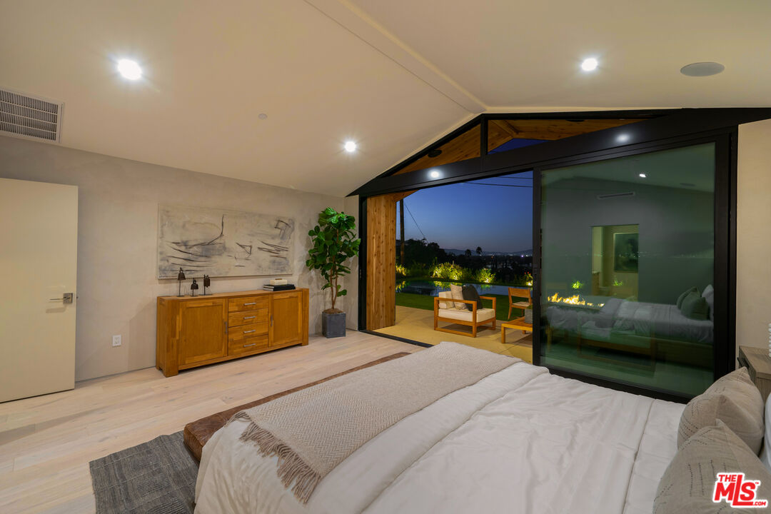 3647 Willowcrest Ave