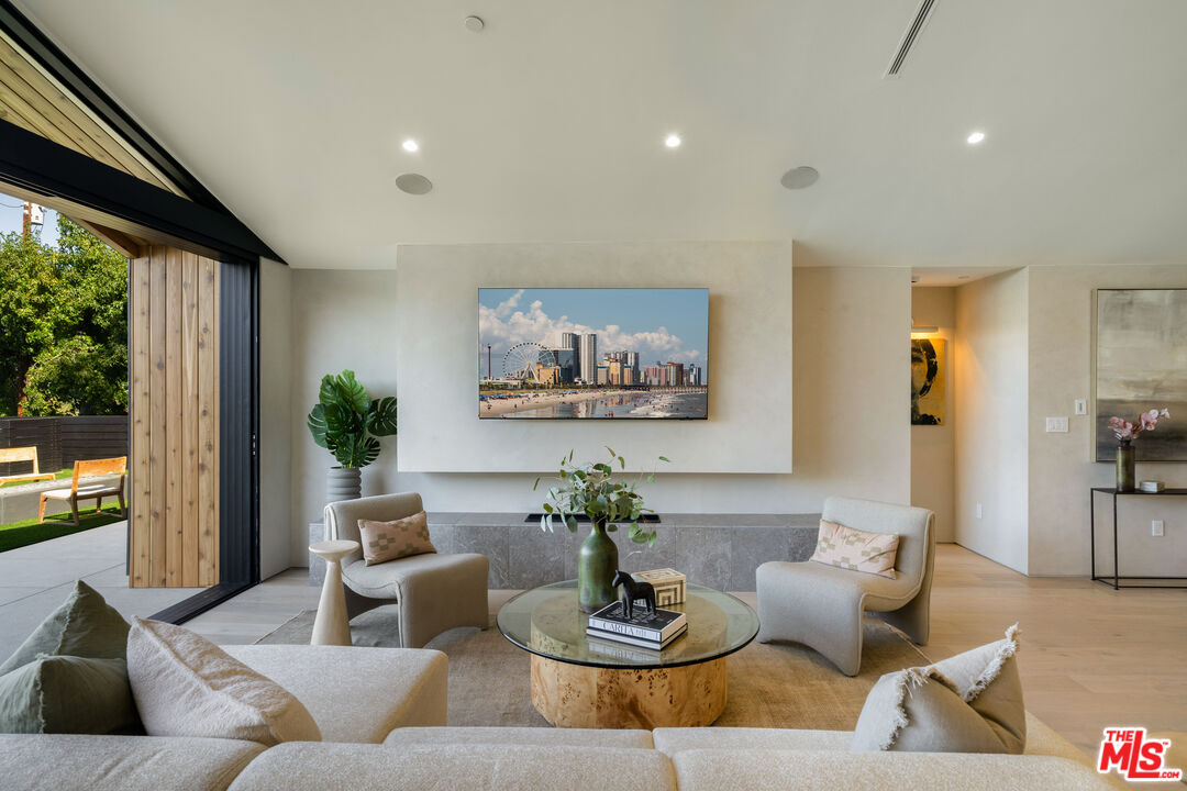 3647 Willowcrest Ave