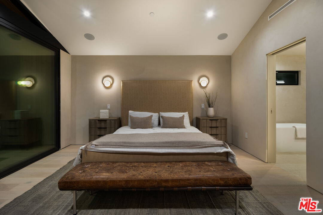 3647 Willowcrest Ave