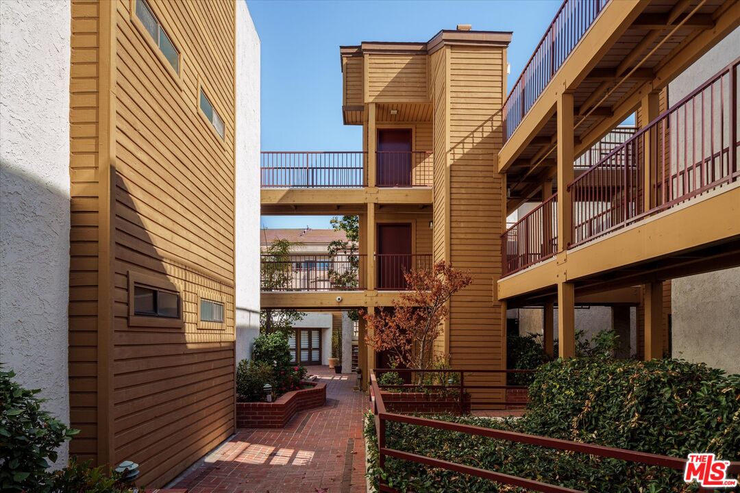 400 N Louise St Unit: 105