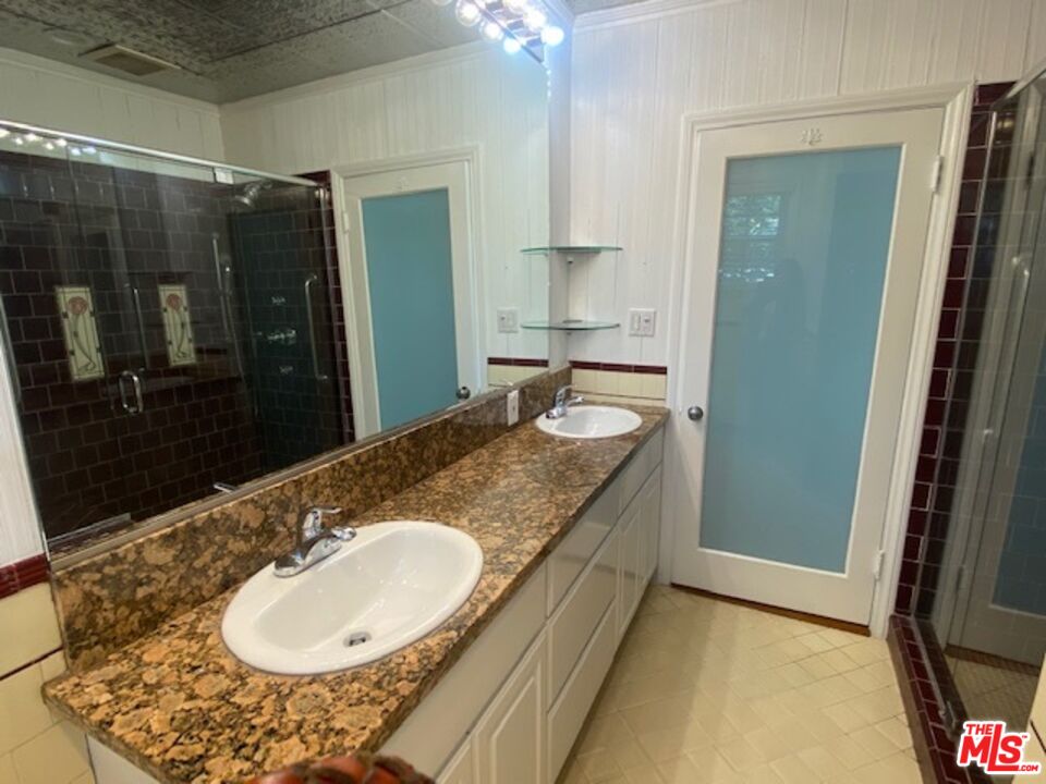 268 N Bowling Green Way