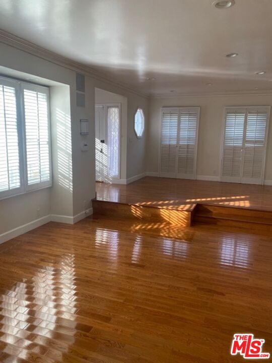 268 N Bowling Green Way