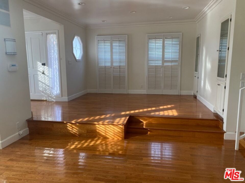 268 N Bowling Green Way