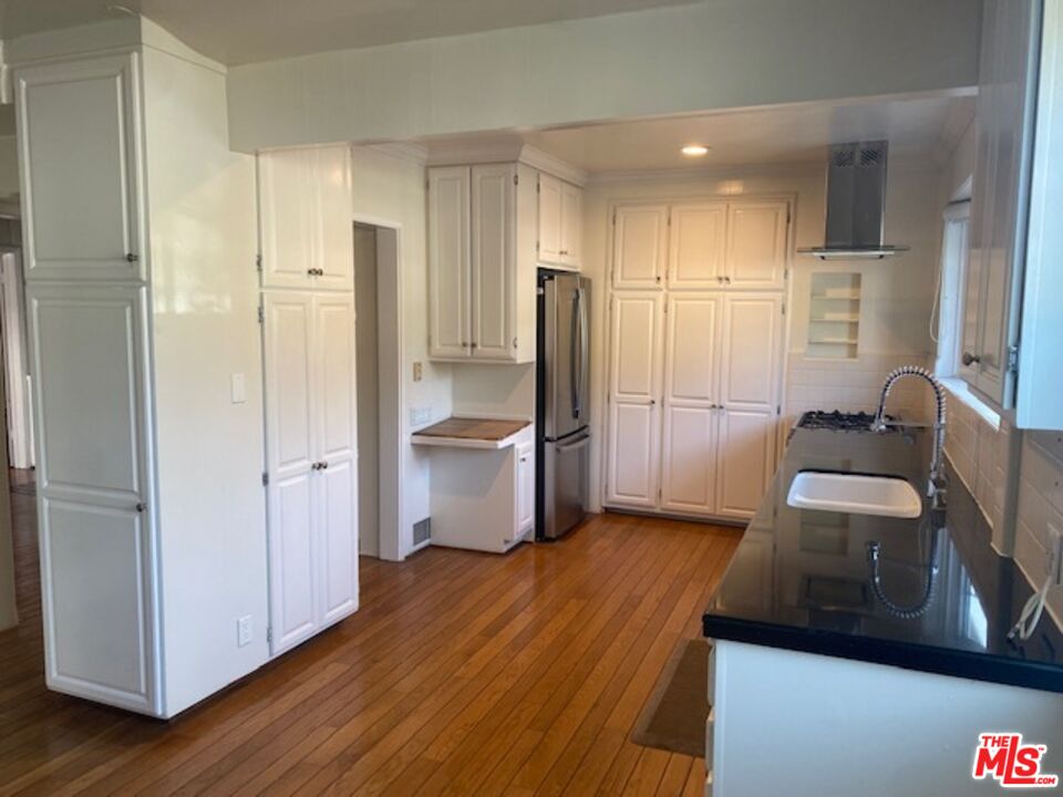 268 N Bowling Green Way