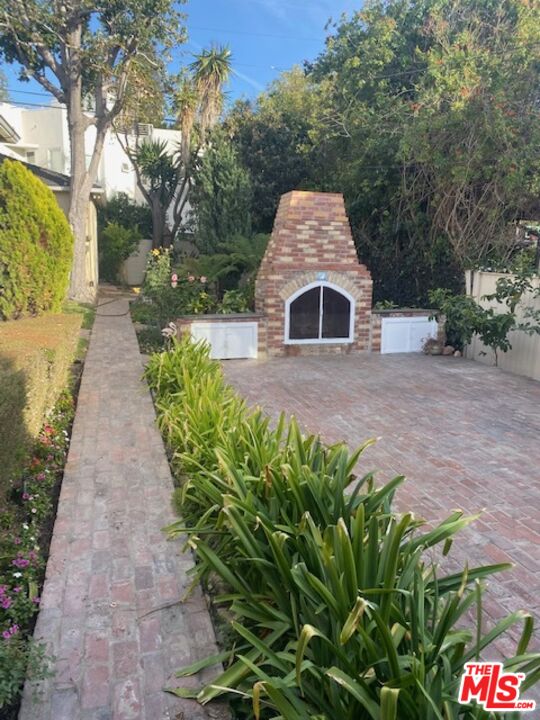 268 N Bowling Green Way