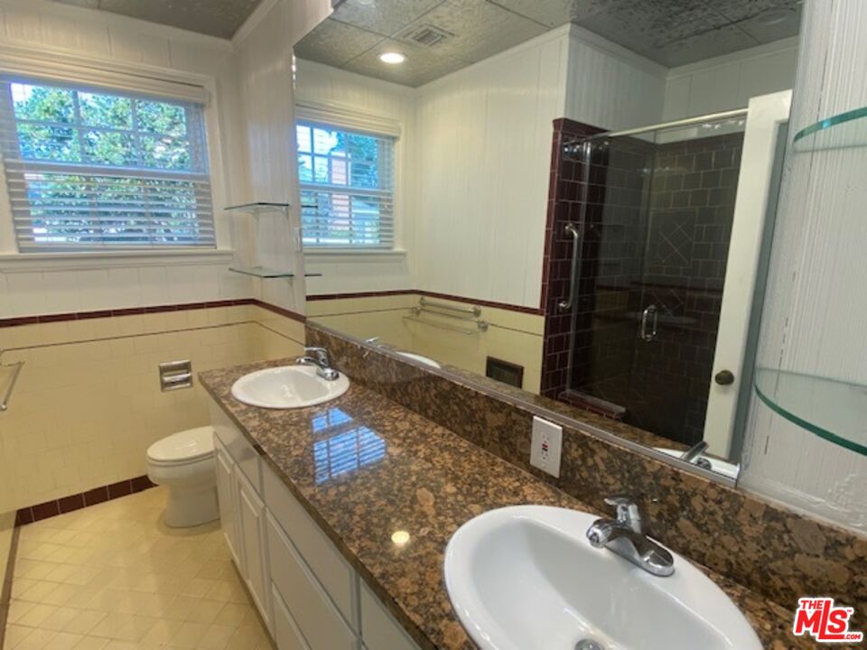 268 N Bowling Green Way