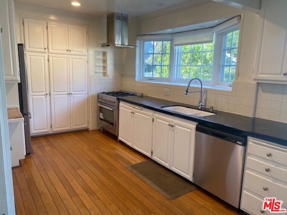 268 N Bowling Green Way