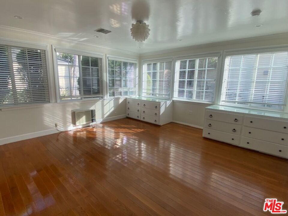 268 N Bowling Green Way