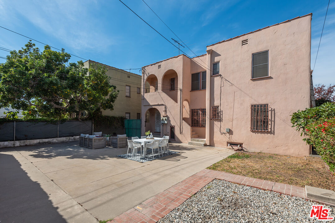 1112 S Point View St