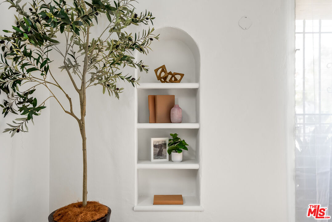 1112 S Point View St