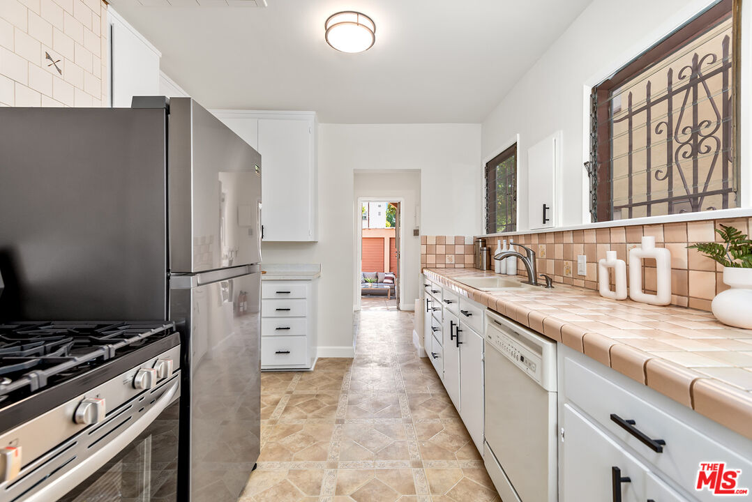 1112 S Point View St