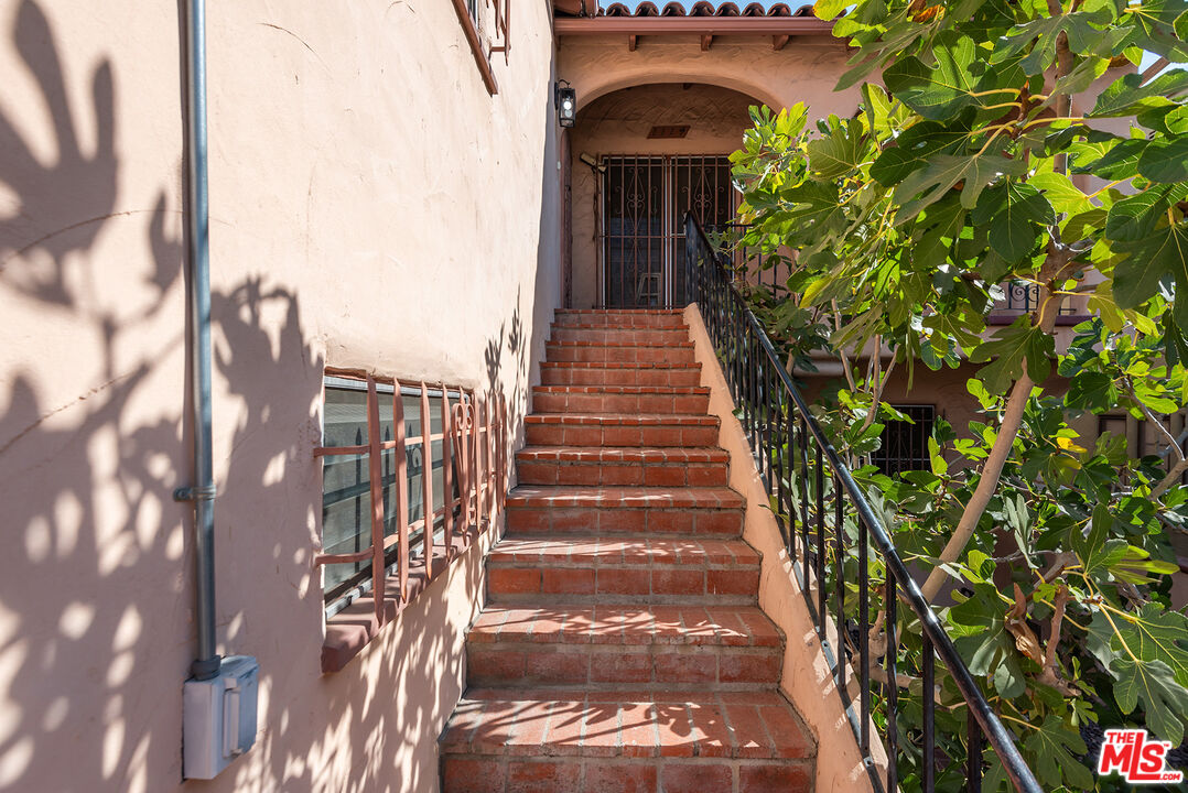 1112 S Point View St