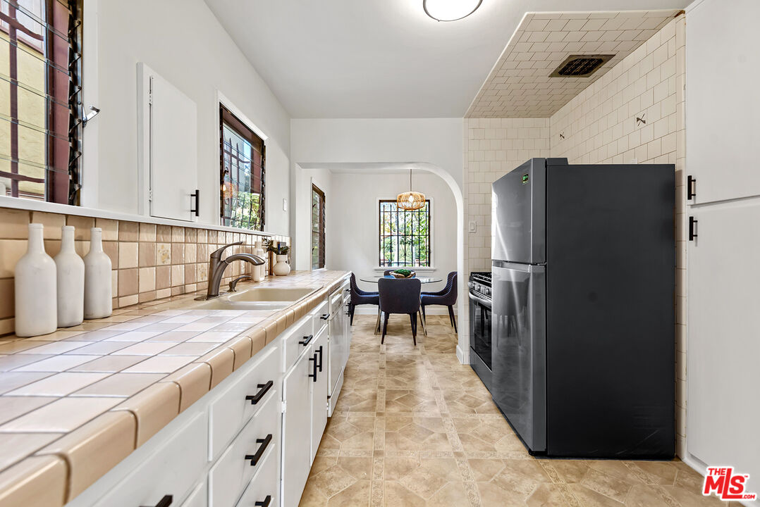 1112 S Point View St