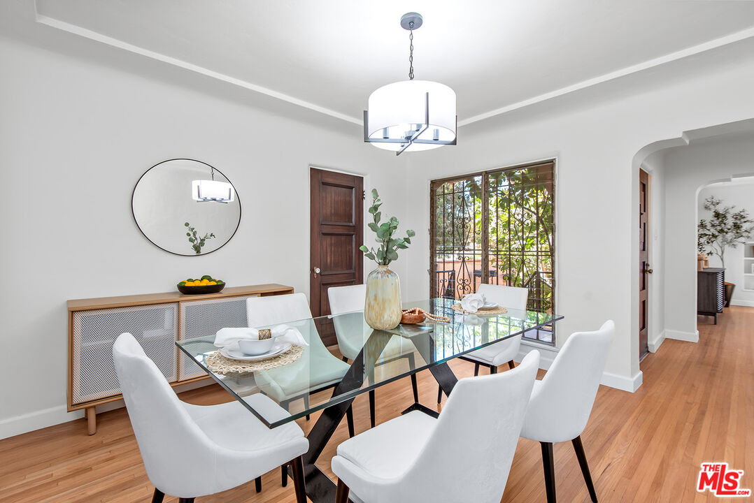 1112 S Point View St