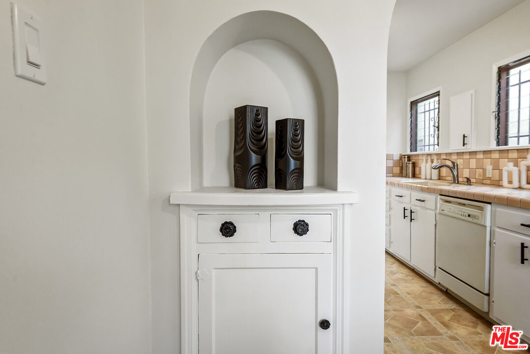 1112 S Point View St